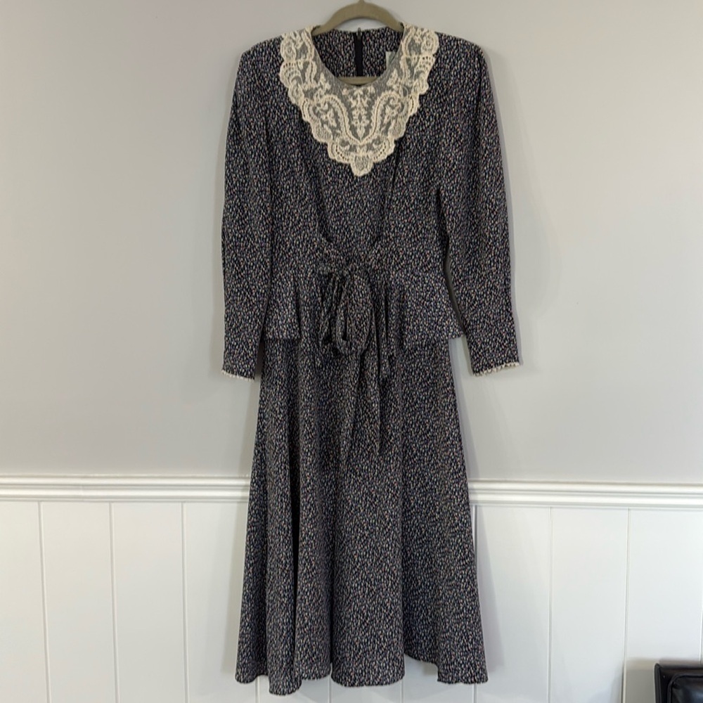 Vintage ALGO-ETTES Canada Prairie-Inspired Midi Dress with Lace Collar – Size 9